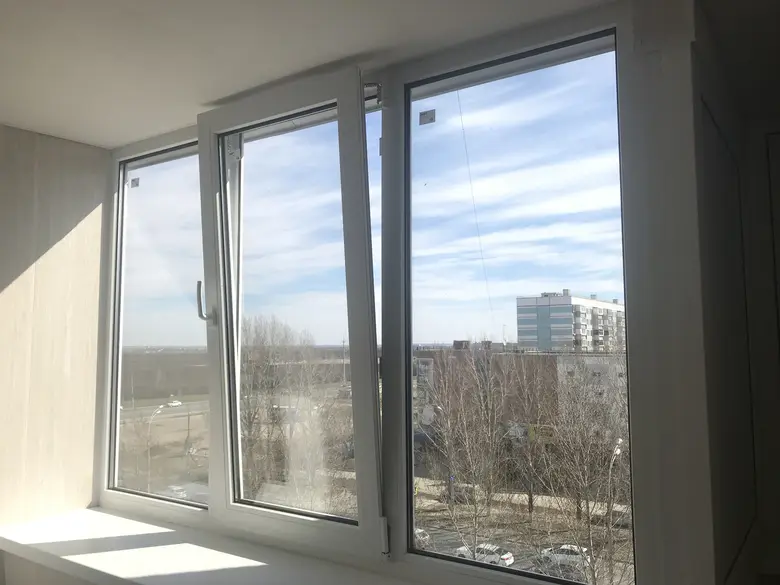 Окно с открытой створкой, вид на город, 2019