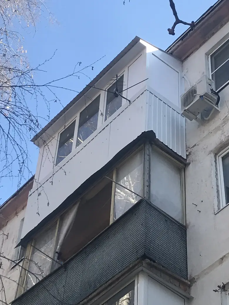 Балкон с выносом, остеклением и обшивкой снаружи, 2019