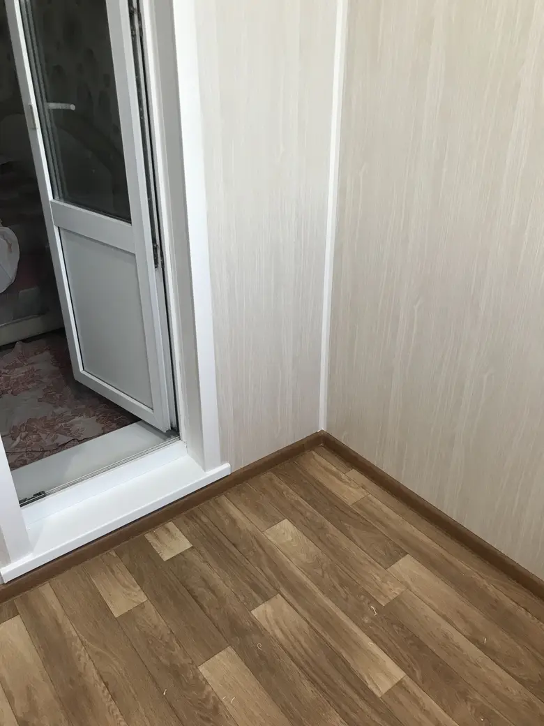Лоджия с дверью, пол под дерево, 2021